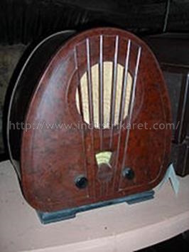 radio kuno dengan bahan karet bakelite